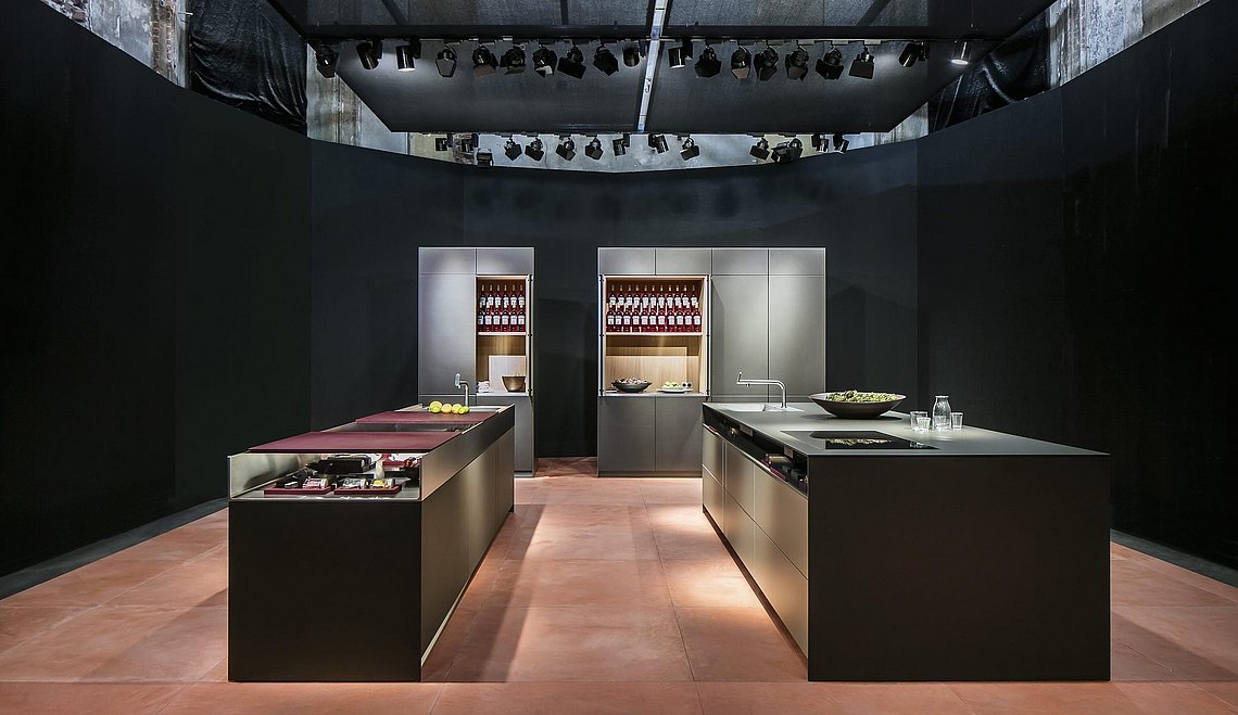 Cocina bulthaup con dos bancos de trabajo en el Salone del mobile de Milan