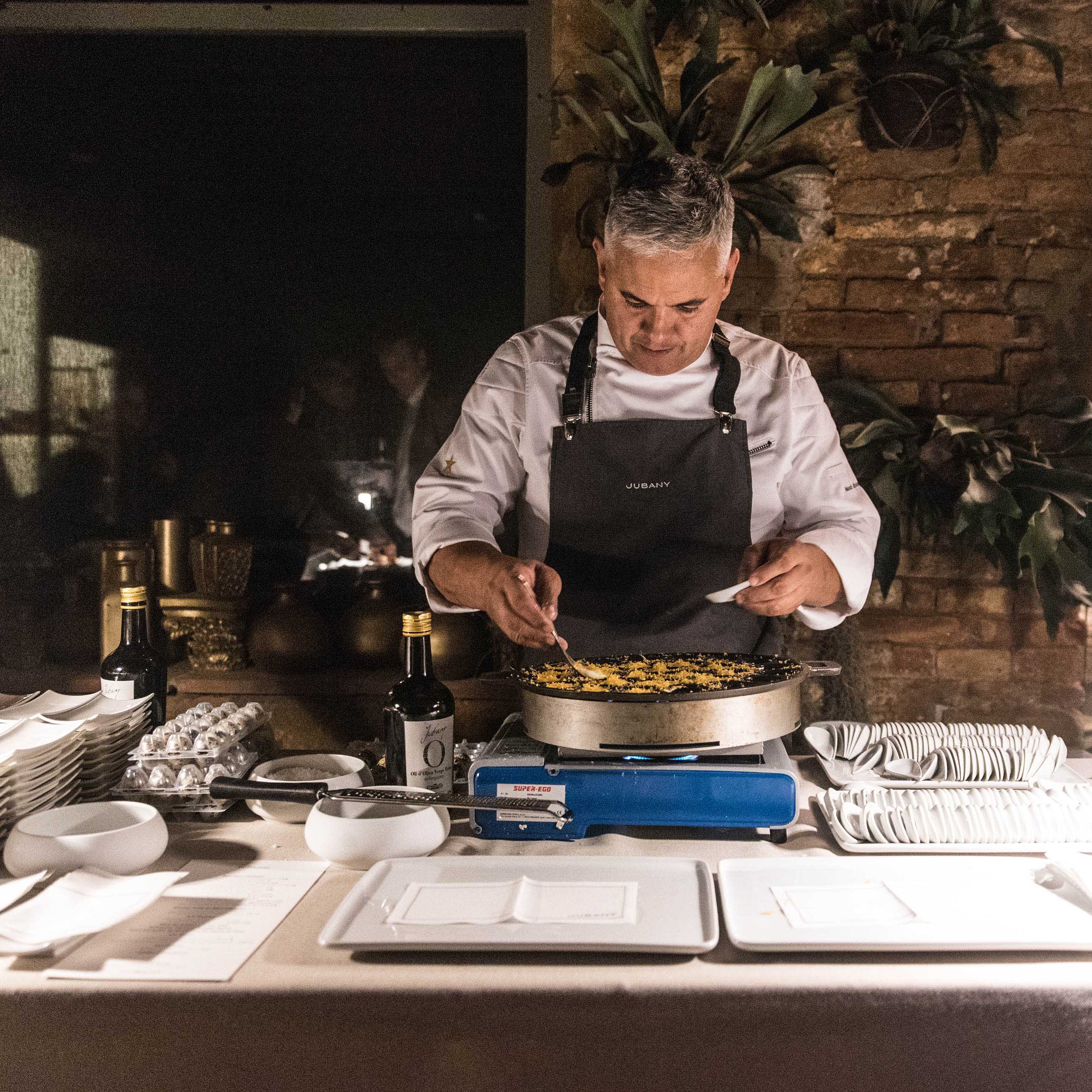 Nandu Jubany preparando los aperitivos